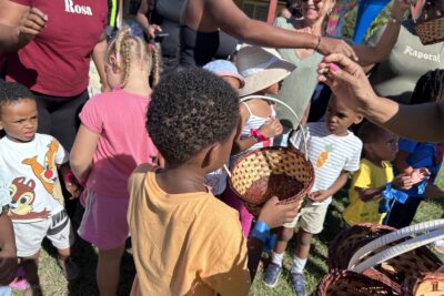 Nos petits chasseurs s'équipant de leur panier - Agrandir l'image 3 sur 9, fenêtre modale